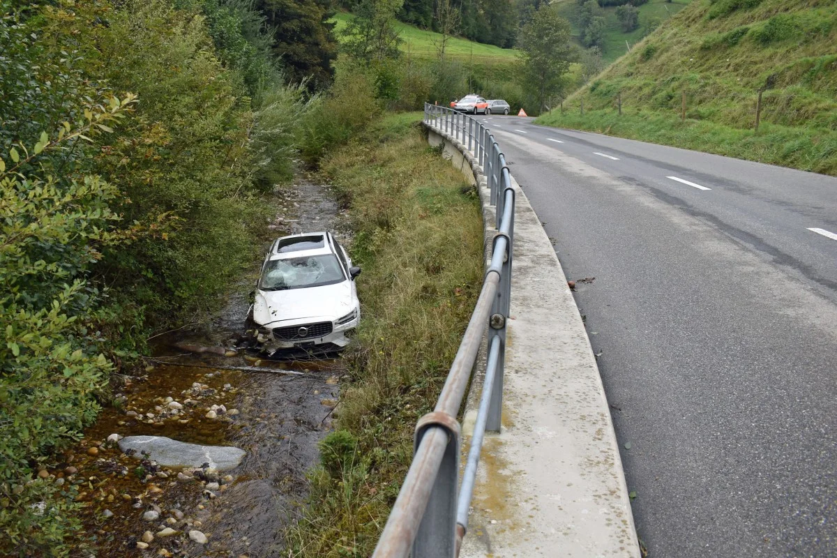 65'000 Franken Sachschaden in Luthern LU - Volvolenker fährt wohl wegen Ablenkung in Bachbett - Totalschaden