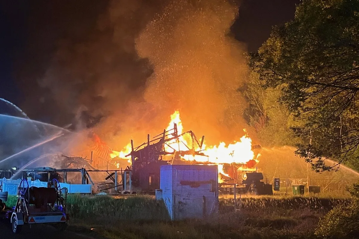 Vionnaz VS - Flammen zerstören Gebäude komplett - Person tot aufgefunden