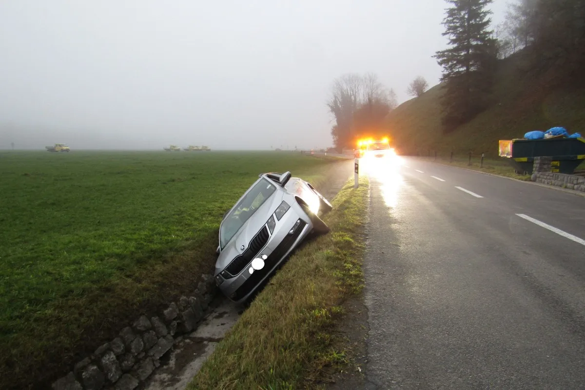 Mollis GL - Kontrolle über Skoda verloren und Unfall gebaut