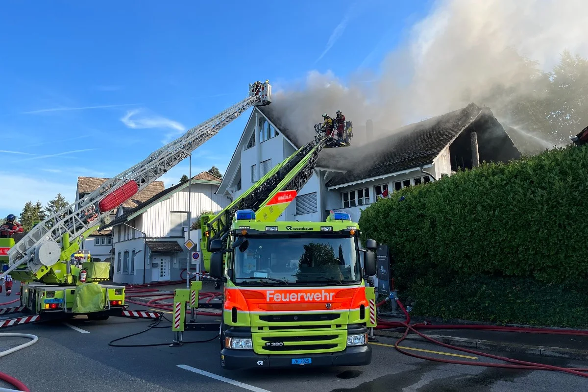 Oberrieden ZH - Mehrfamilienhaus in Flammen - Seestrasse gesperrt!
