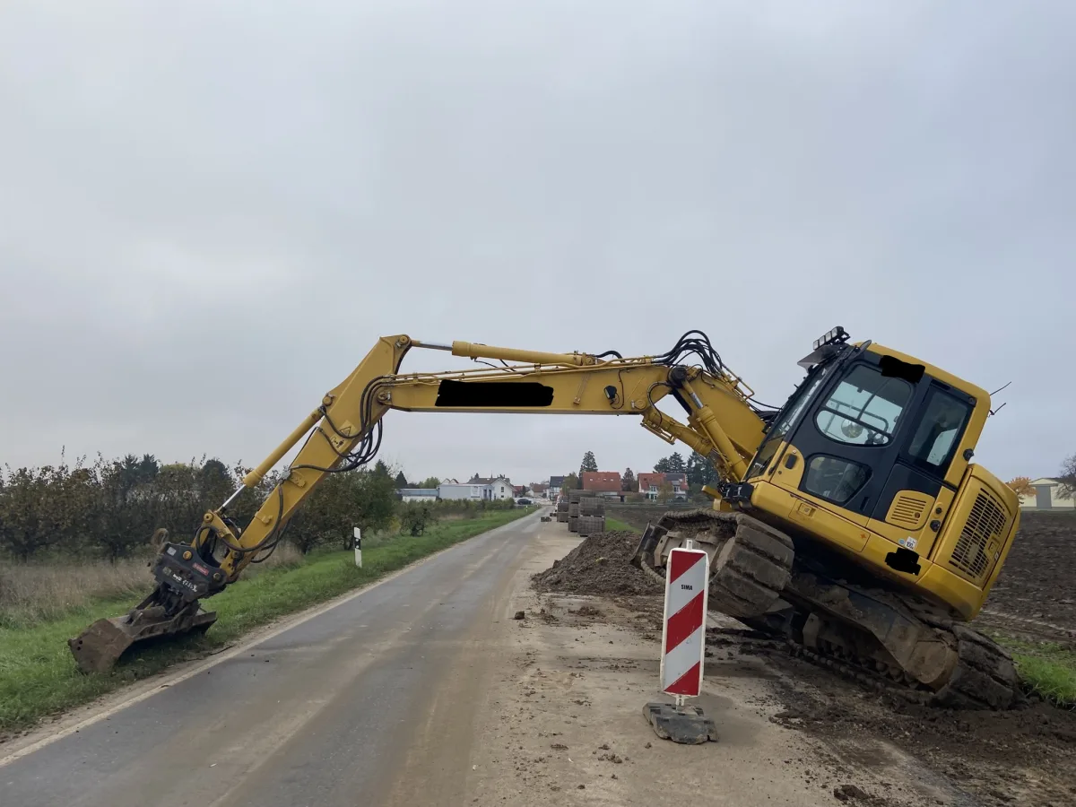 Meckenheim – Bagger auf Baustelle gestohlen und quer auf Straße zurückgelassen