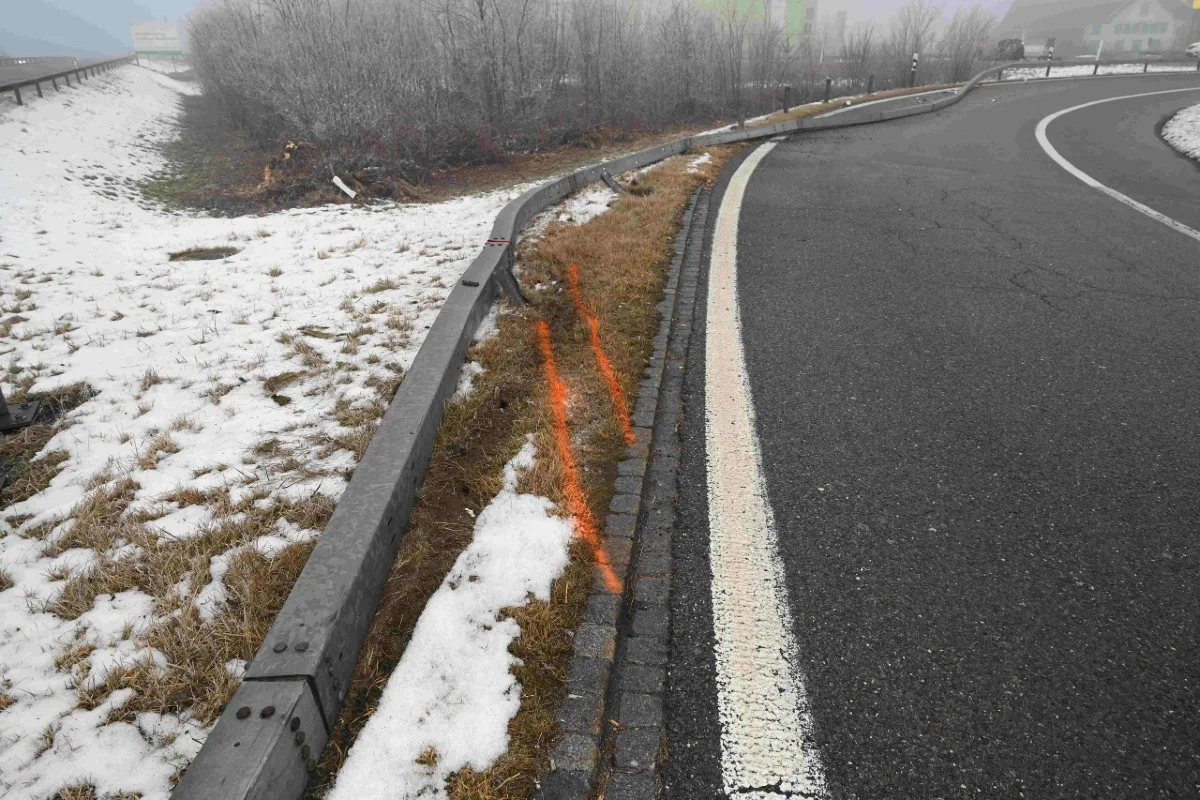  Flums SG - Junge Autolenkerin baut spektakulären Selbstunfall