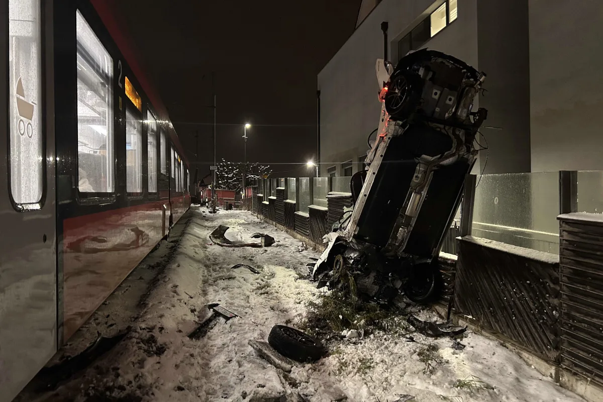 Wollerau SZ – Auto auf Bahnübergang von Zug erfasst