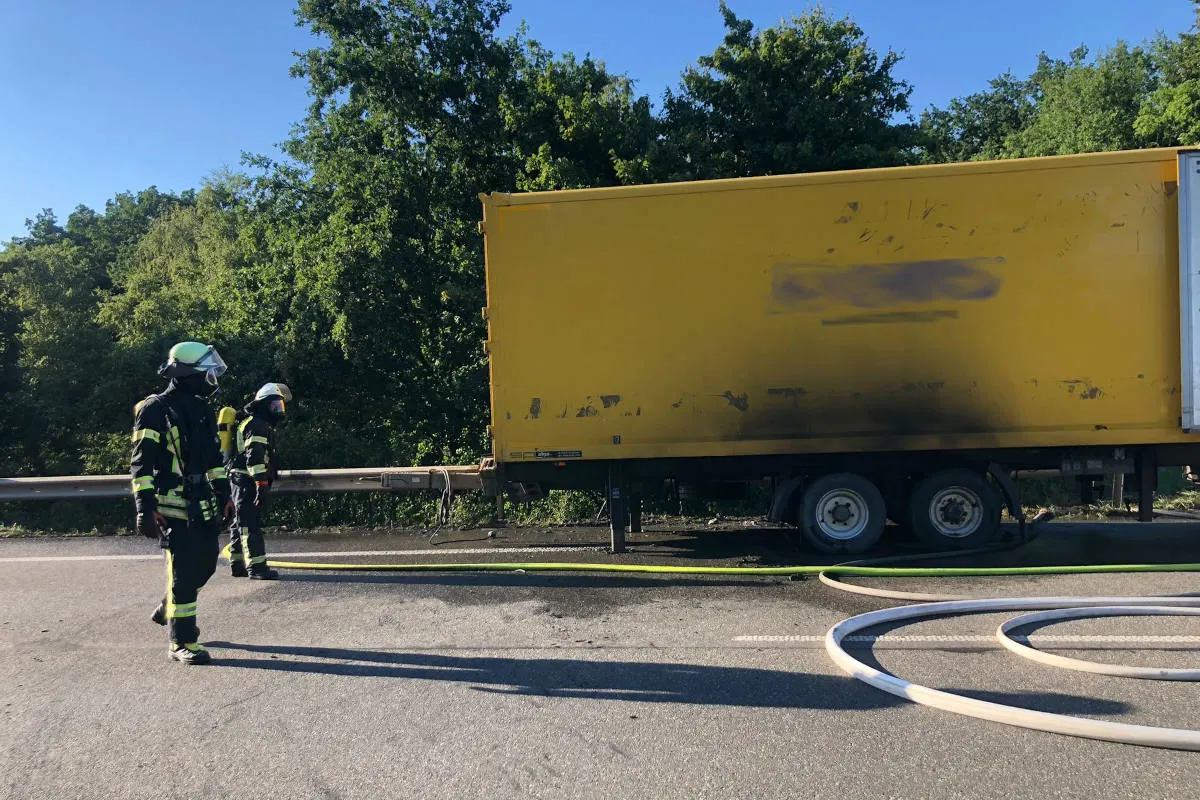 Schermbeck – LKW-Brand breitet sich auf Böschung aus