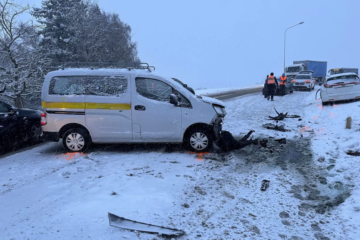 Herisau AR – Unfall zwischen Lieferwagen und Auto