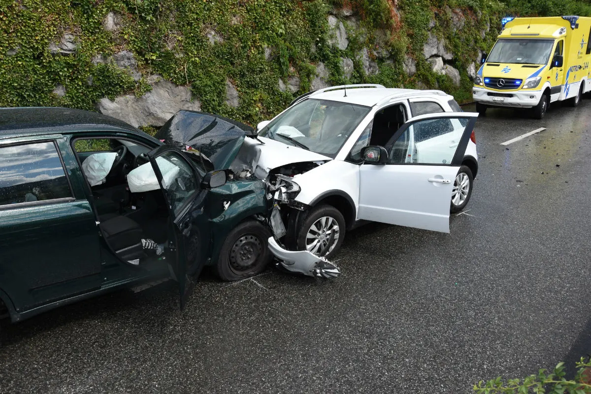 Berschis SG -  Frontalkollision zwischen zwei Autos - Verletzte