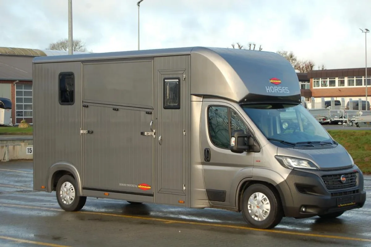 Dreiste Diebe in Düsseldorf - Wohnmobil plus Pferdetransporter gestohlen