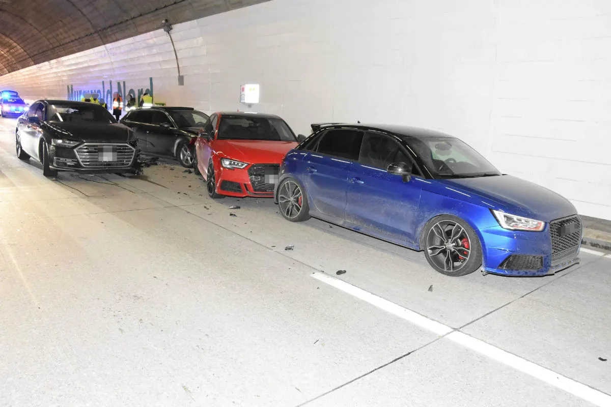 Murg SG - Auffahrkollision mit vier Autos im Murgwaldtunnel