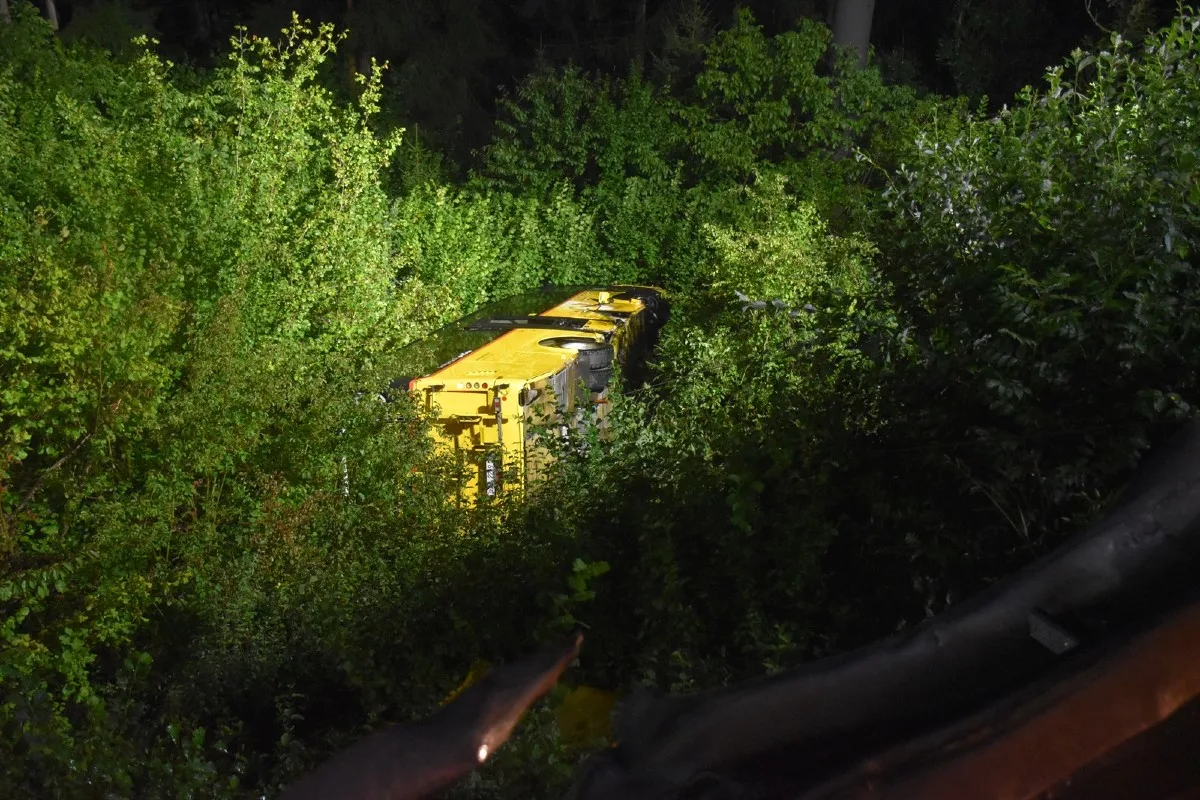 Horrorunfall in Sagogn GR - Postauto stürzt in die Tiefe!