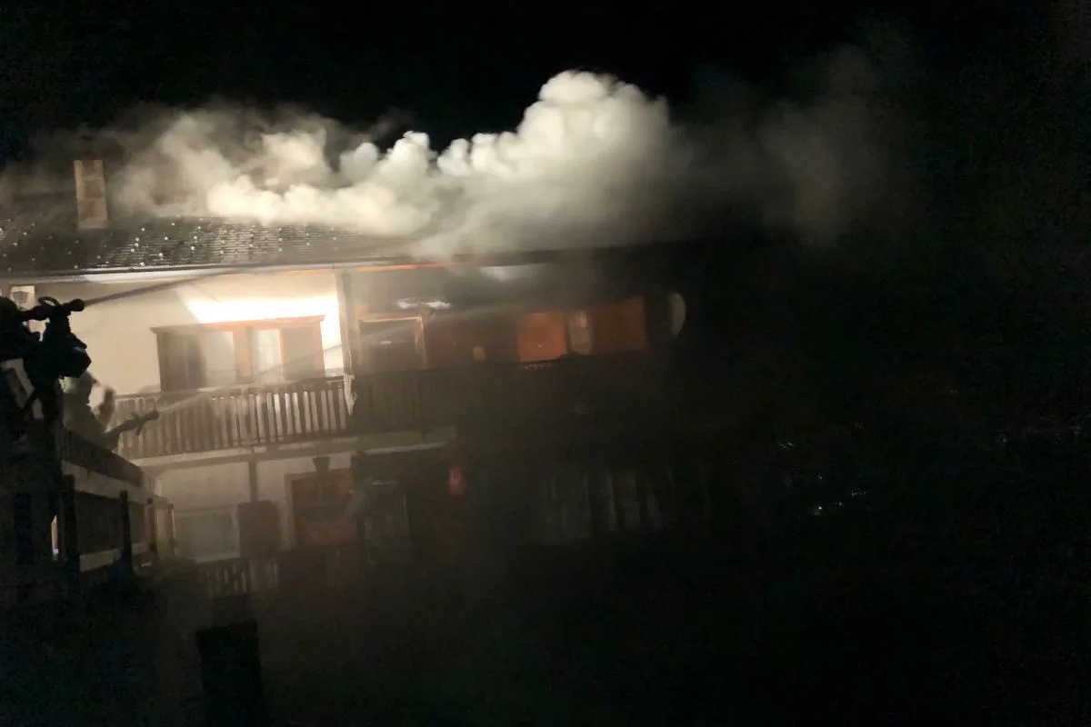 Vex VS - Mann bei Brand eines Mehrfamilienhauses verletzt