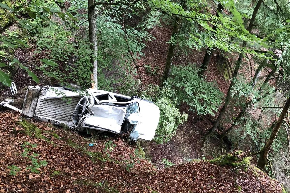 Flond GR – Lieferwagen verlässt Strasse und stürzt in Tobel