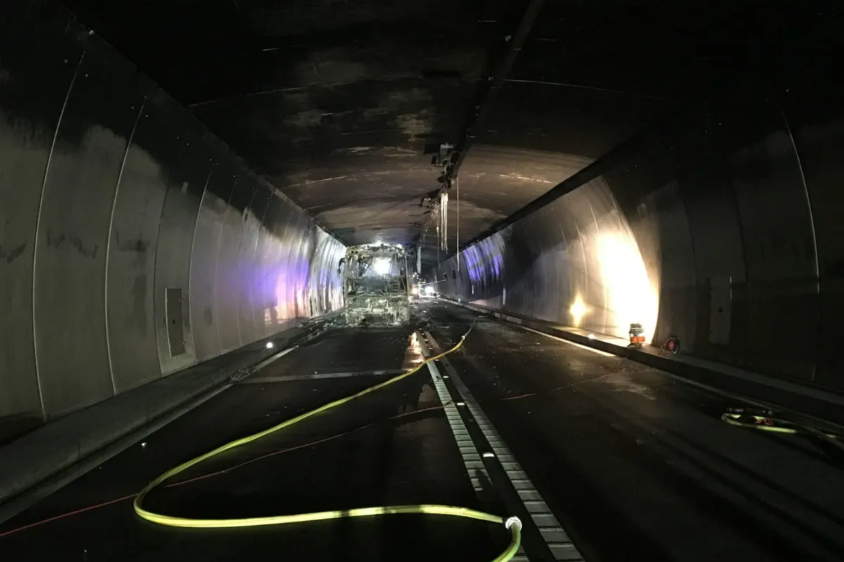 Hinterrhein GR - Gesellschaftswagenbrand im Tunnel (UPDATE)