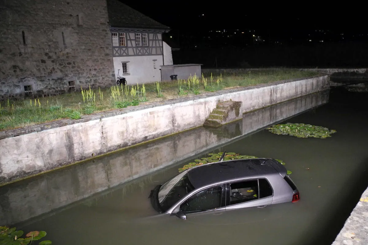 Pfäffikon SZ - Mit dem Auto im Schlossgraben gelandet