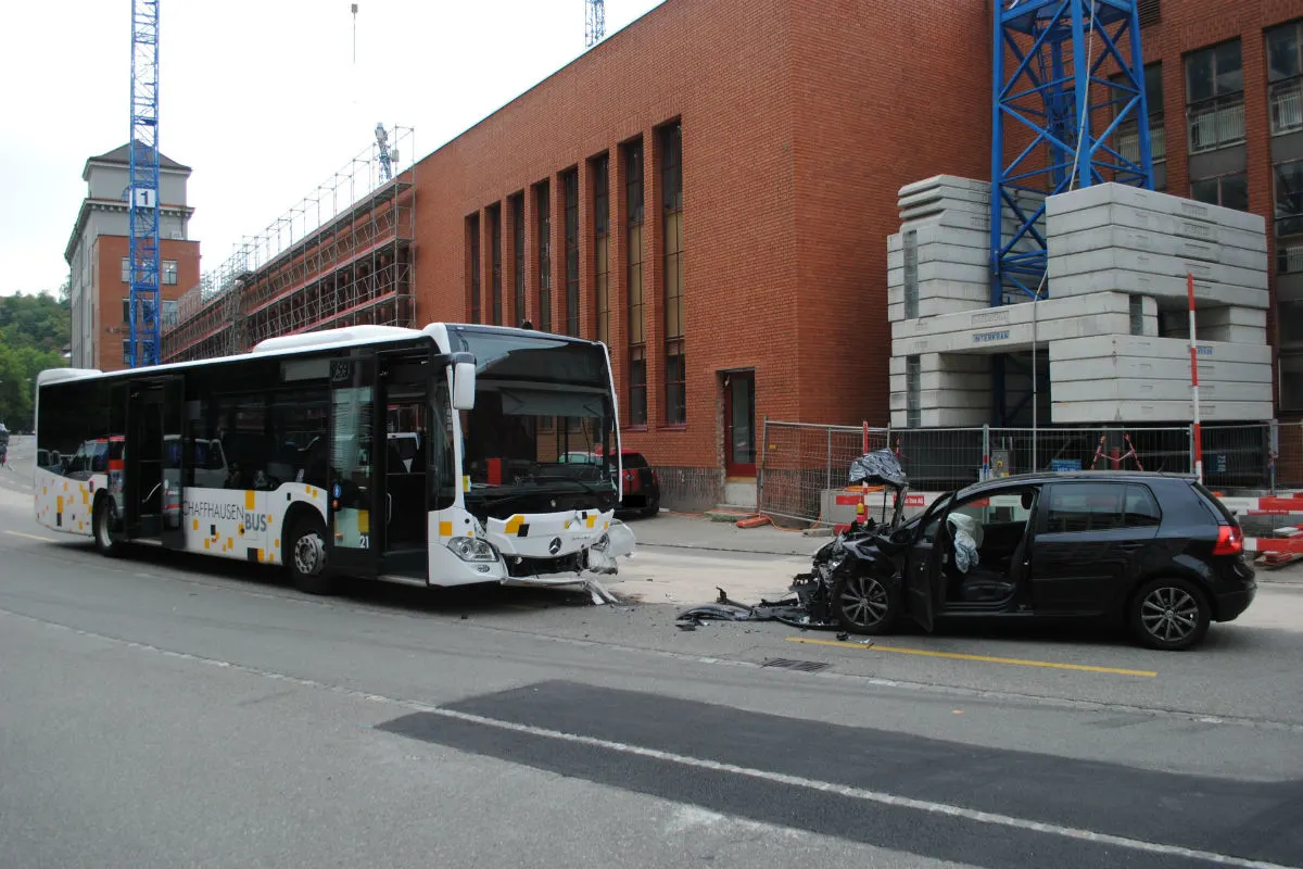 Stadt Schaffhausen SH - Frontalkollision zwischen Auto und Linienbus