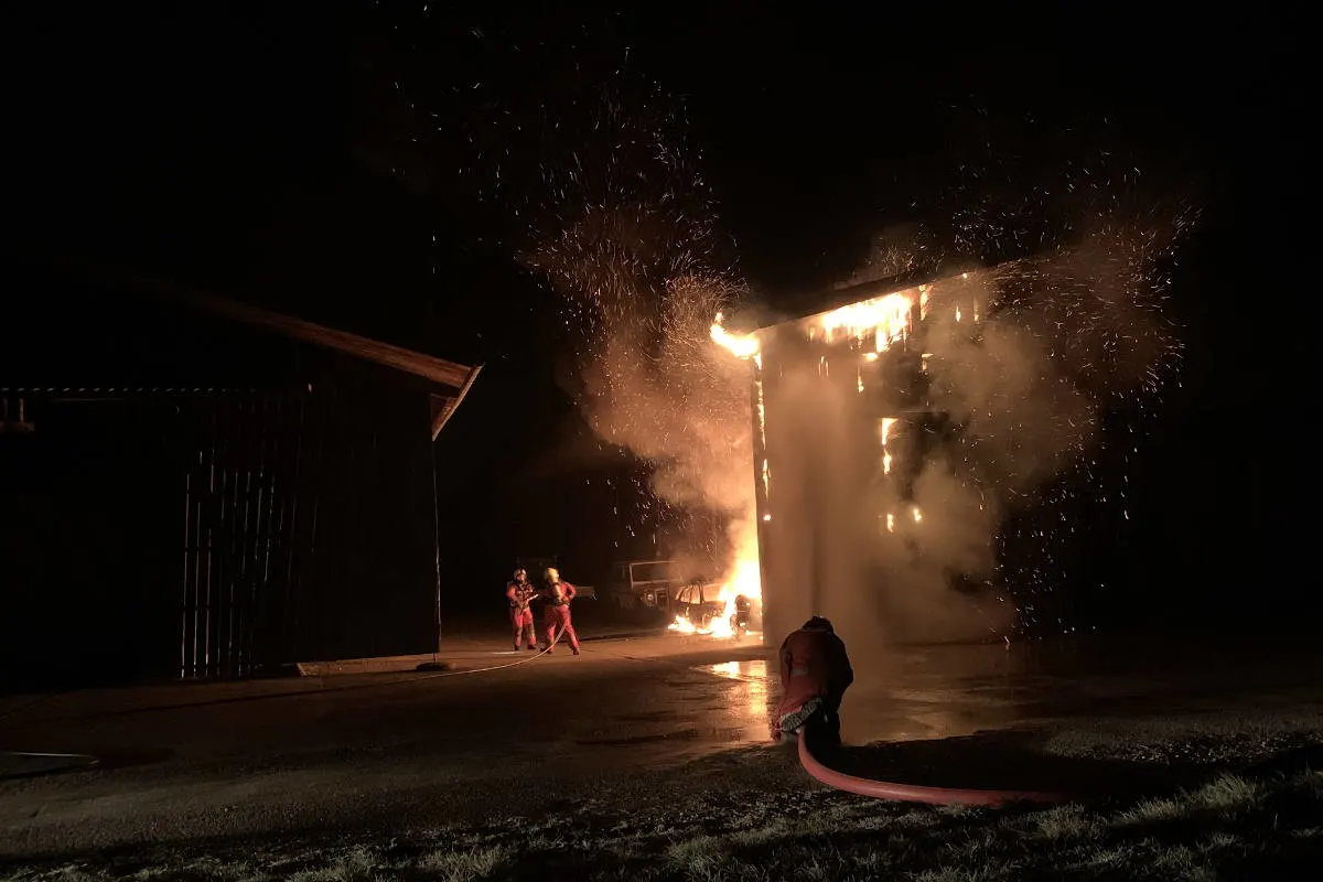 Weiach ZH - Bei Brand grösserer Schaden an Remise verhindert
