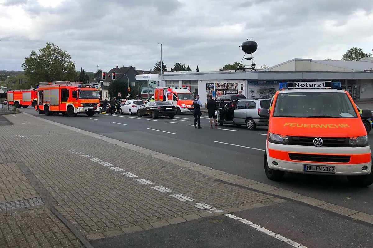 Mülheim an der Ruhr - Verkehrsunfall mit mehreren Fahrzeugen