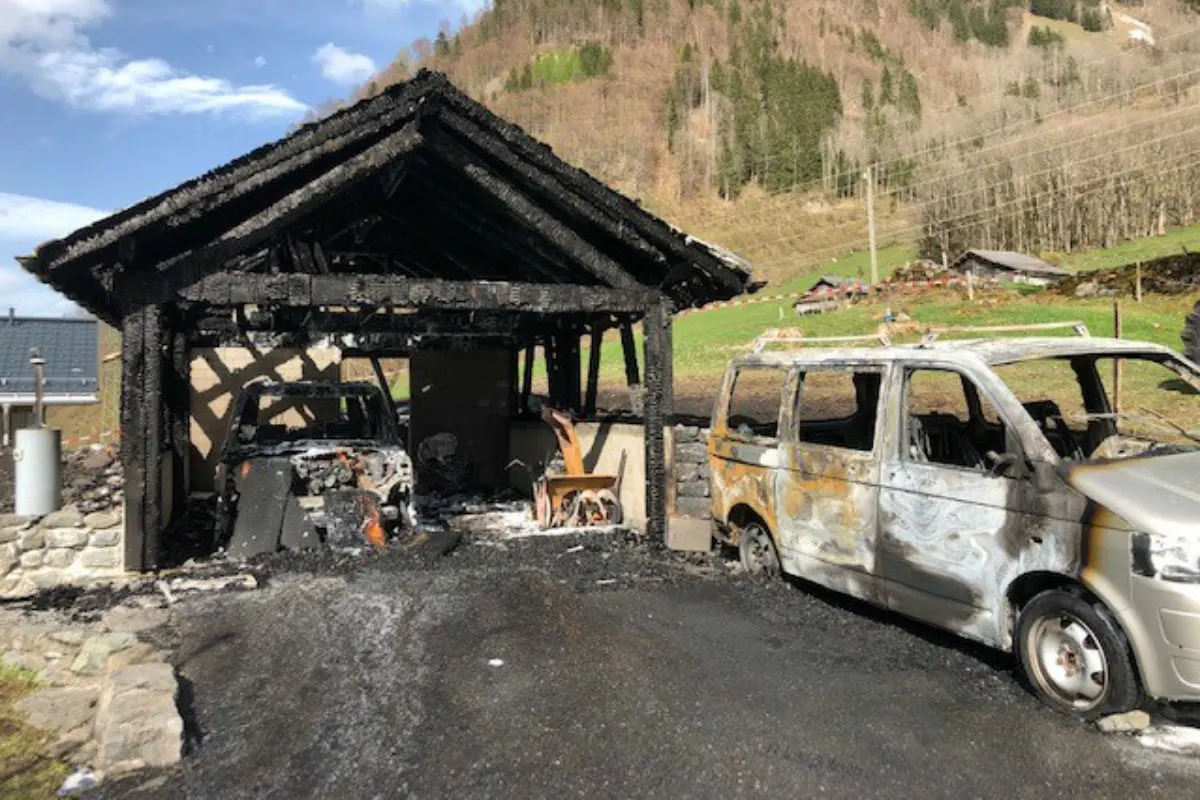 Linthal GL - Zwei Autos ausgebrannt