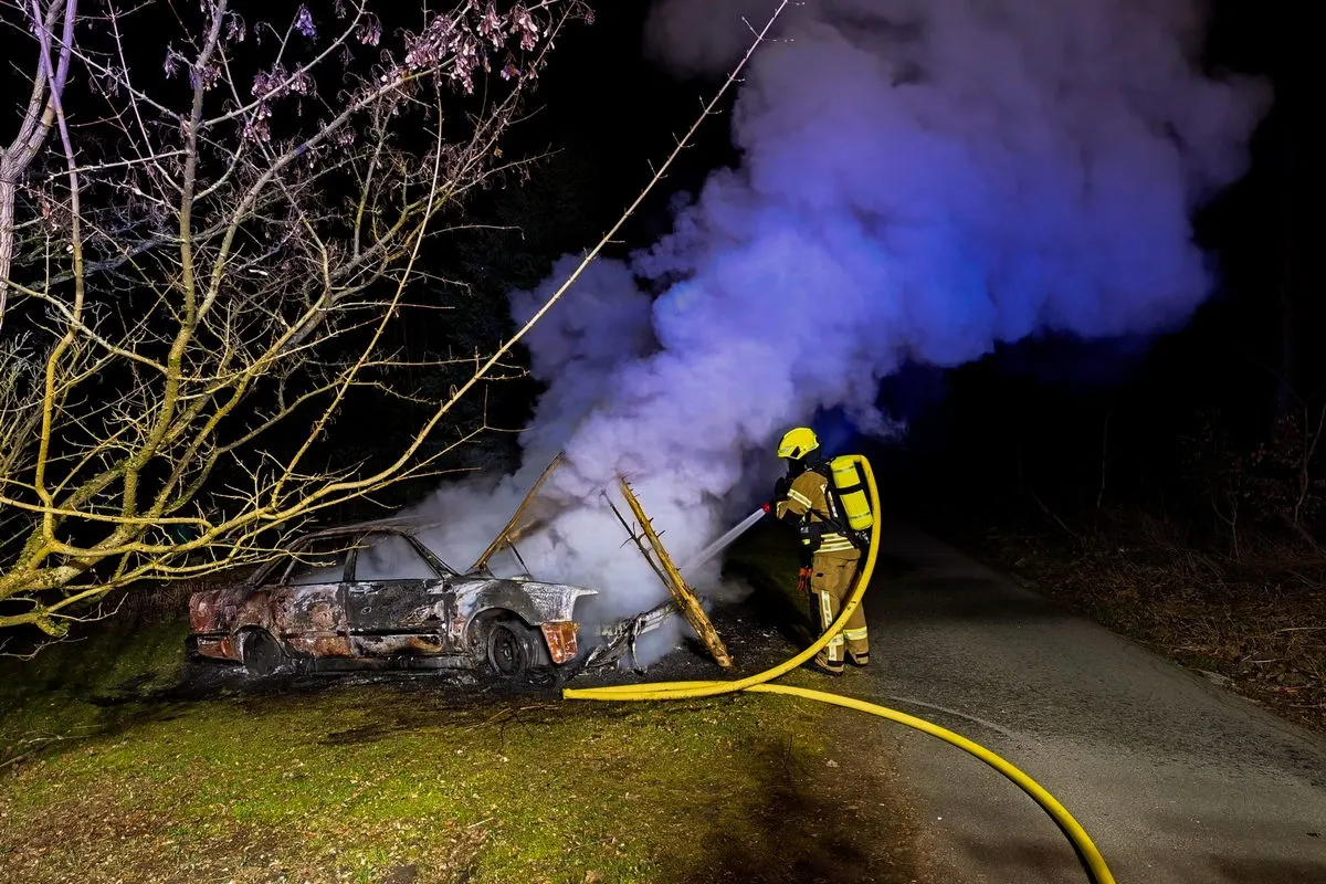 Detmold – Auto gerät in der Nacht in Brand