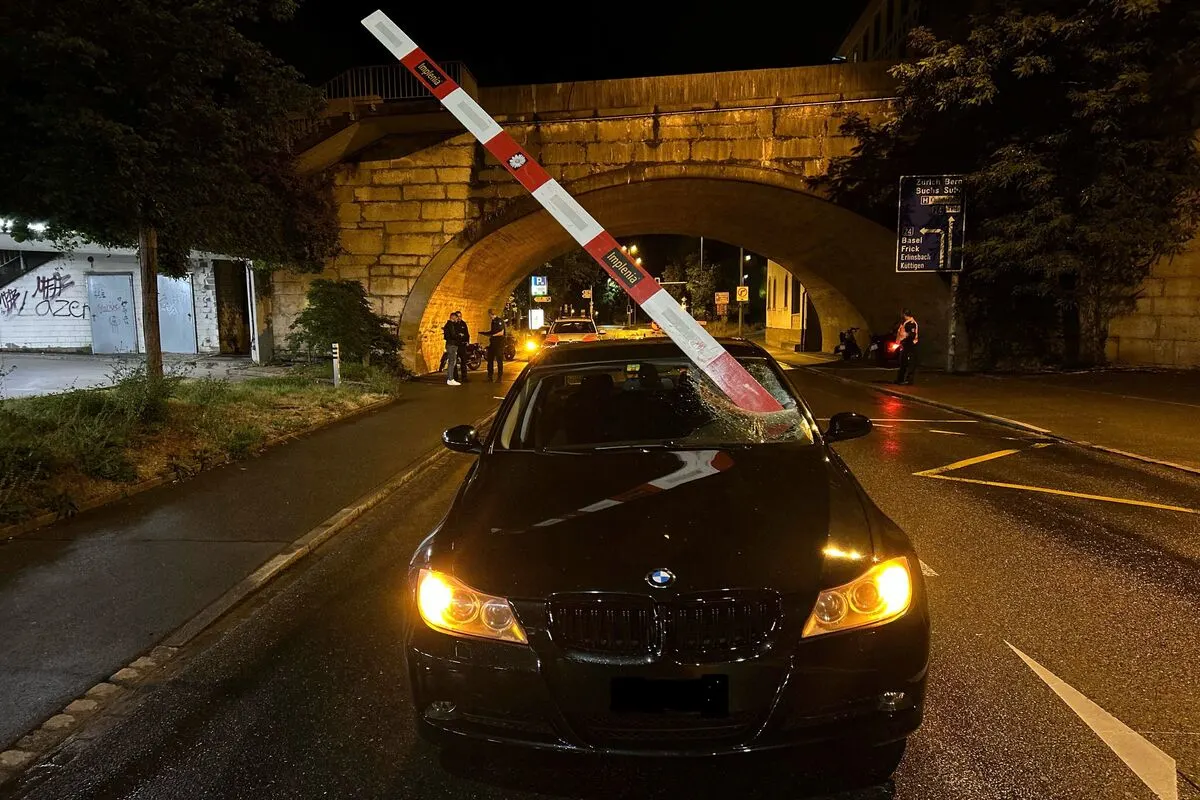Aarau AG -  Baustellenabschrankung auf fahrenden BMW geworfen 