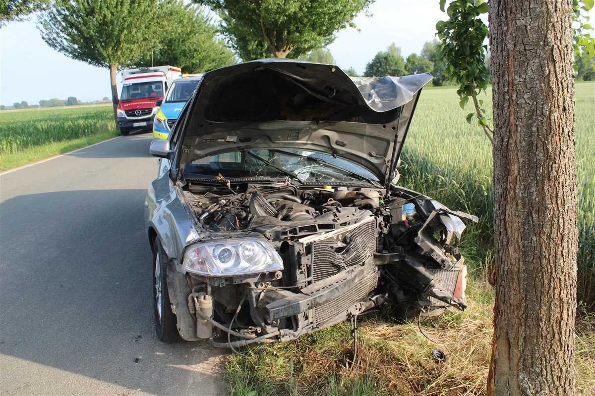 Unfall in Petershagen – VW-Fahrer prallt betrunken gegen Baum