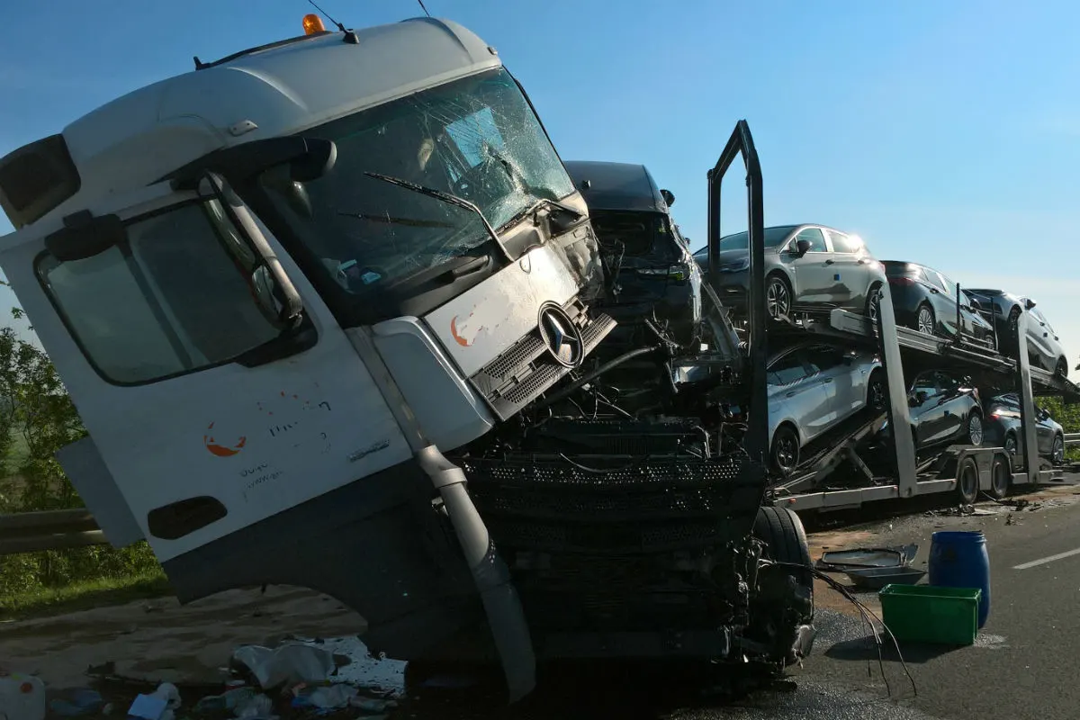 Verletzter Fahrer bei Zusammenstoss mehrerer Lastwagen