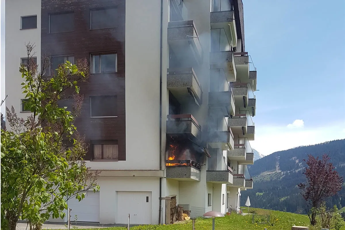 Sedrun GR – Balkonbrand an Mehrfamilienhaus