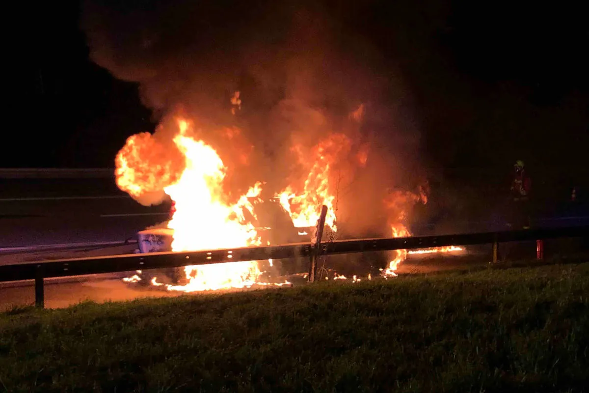 A1 Oberbüren SG - Auto gerät in Brand