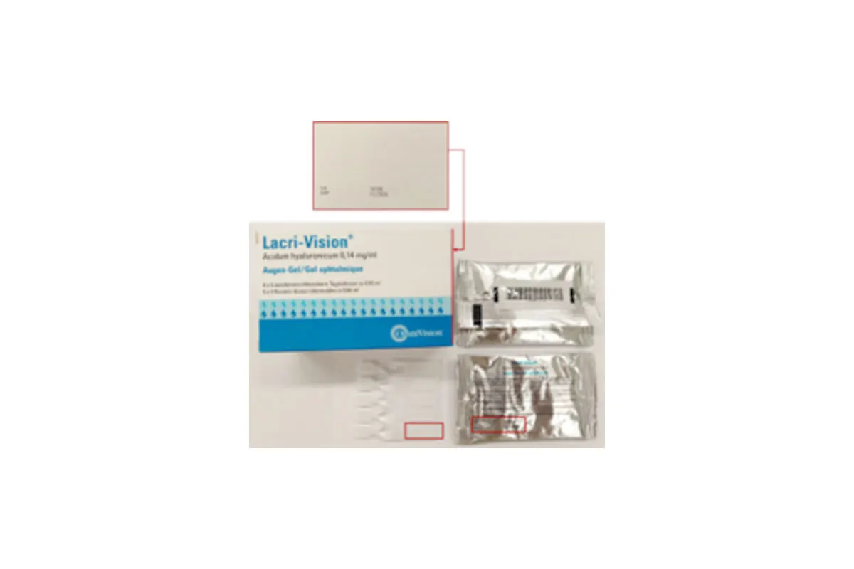 Das Bild zeigt die Verpackung von Lacri-Vision Augengel mit einem Karton, Inlay und versiegelten Folienbeuteln. Der Text auf der Verpackung ist teilweise lesbar und beschreibt das Produkt.
