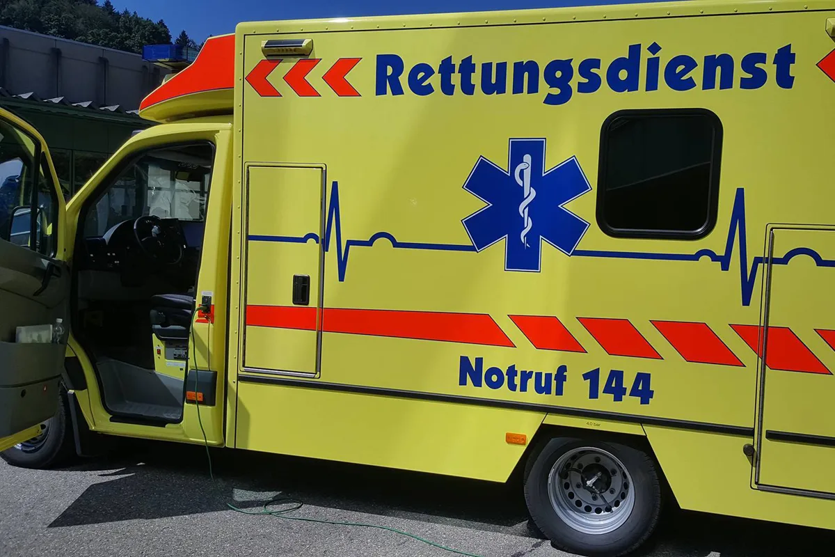 Unfall in Romanshorn TG – Velofahrer von Auto in Kreisel angefahren