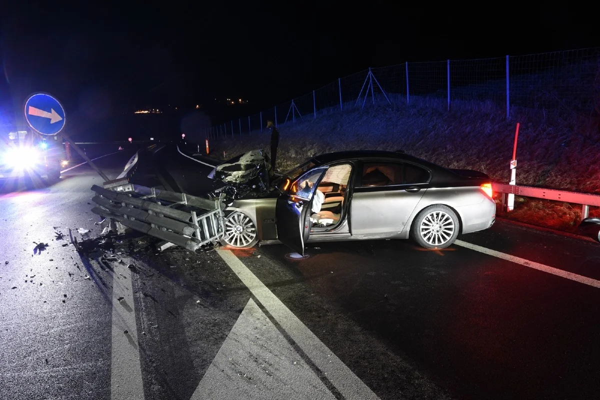 Unfall in Andeer GR - Infolge Müdigkeit mit Leitplanke kollidiert