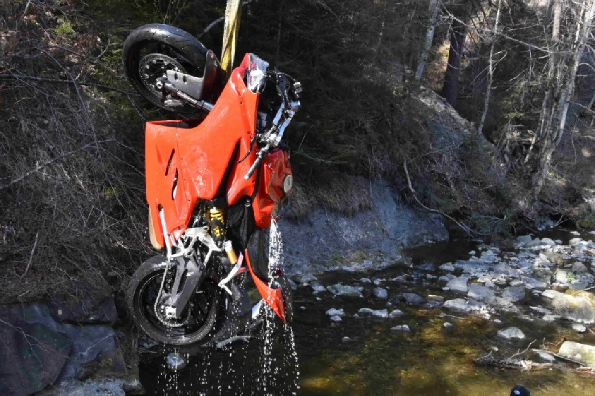 Wildhaus SG - 29-Jähriger kommt von der Strasse ab und flog mit dem Motorrad im Bach