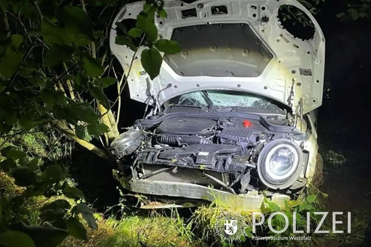 Mackenbach - Mini landet bei Unfall in einer Böschung