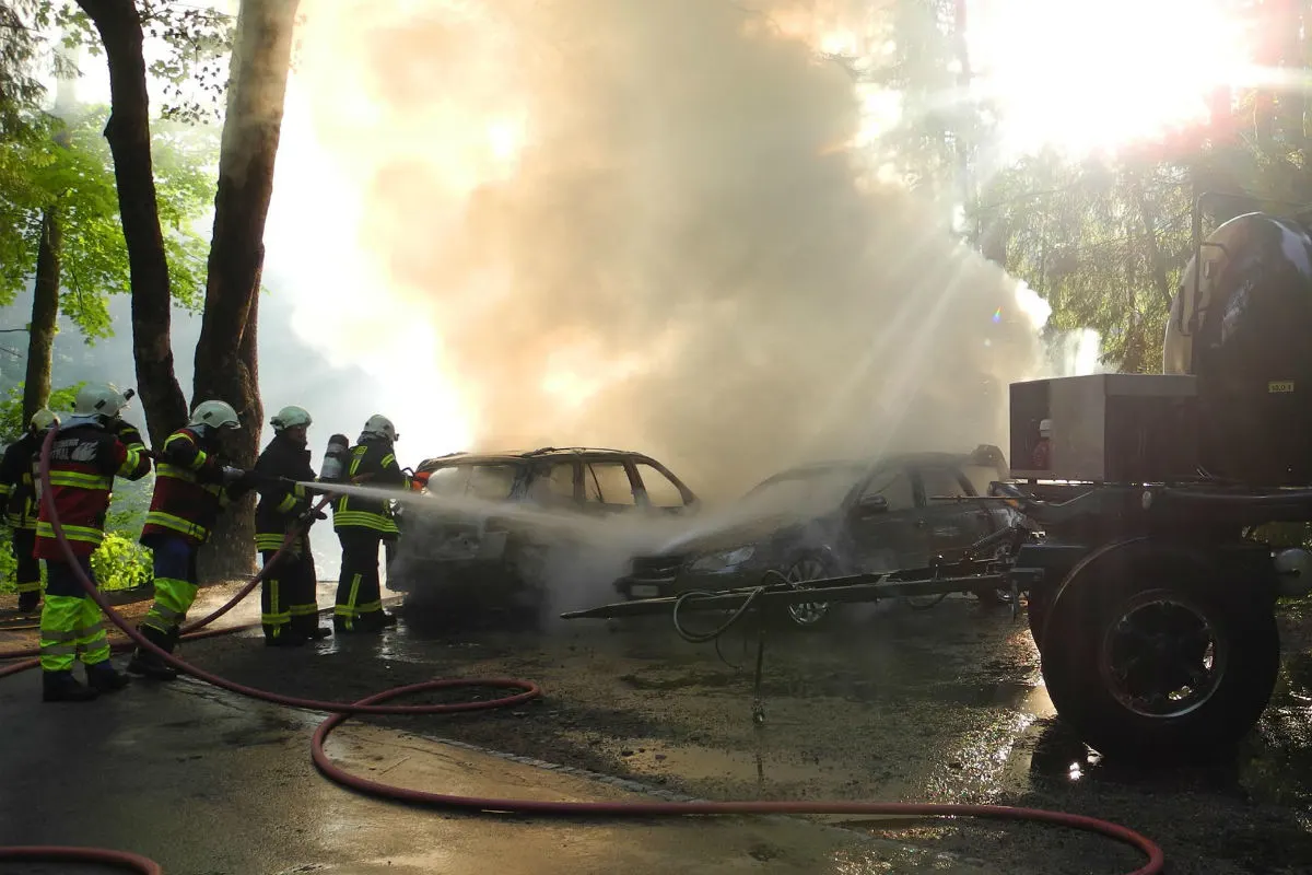 Innerthal SZ - Mann bei Fahrzeugbrand schwer verletzt