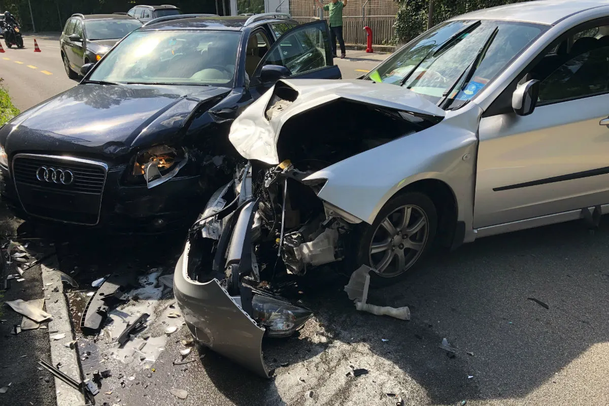Thun BE - Zwei Autos frontal kollidiert