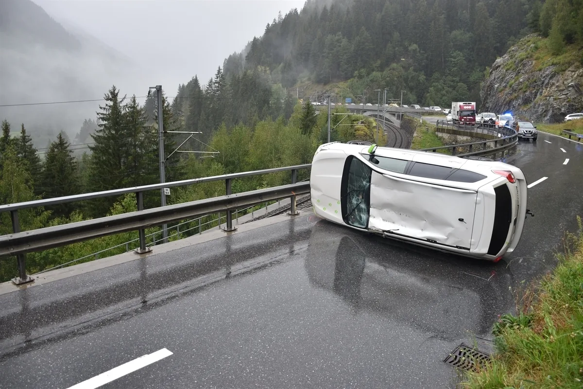 Sumvitg GR – Auto kippt bei Unfall 