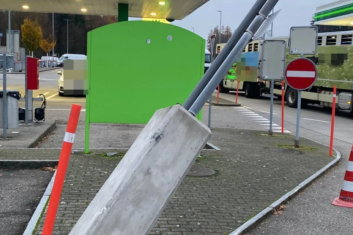 Fahrerflucht in Kappel SO -Rastplatz Gunzgen Süd: Fahrzeug kollidiert mit Betonelement 