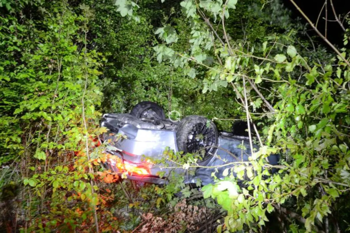 Läufelfingen BL - Auto stürzt Böschung hinab