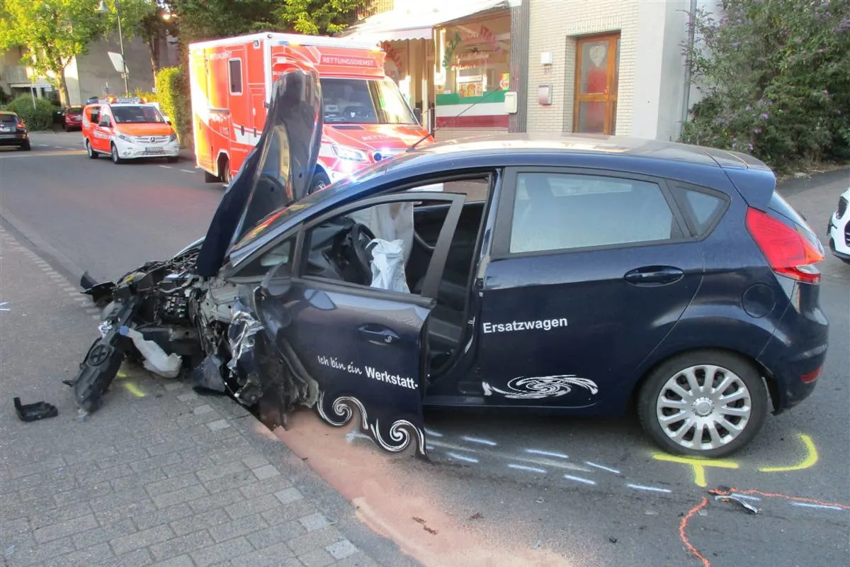 Rösrath – Frontalzusammenstoß mit zwei verletzten Verkehrsteilnehmern