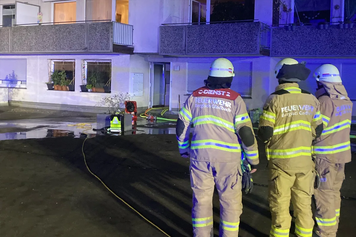 Bergisch Gladbach NW – Vier Erwachsene und ein Kind bei Wohnungsbrand verletzt