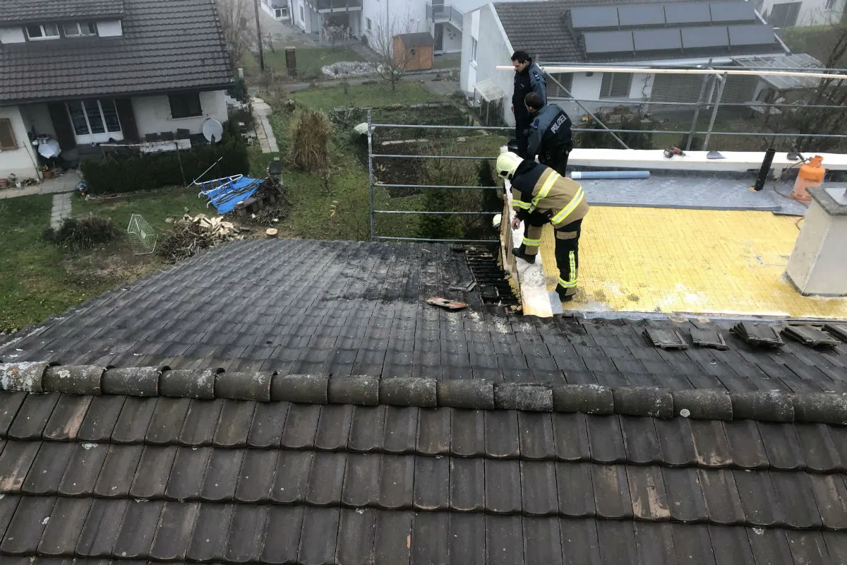 Niederuzwil SG - Brand bei Dacharbeiten