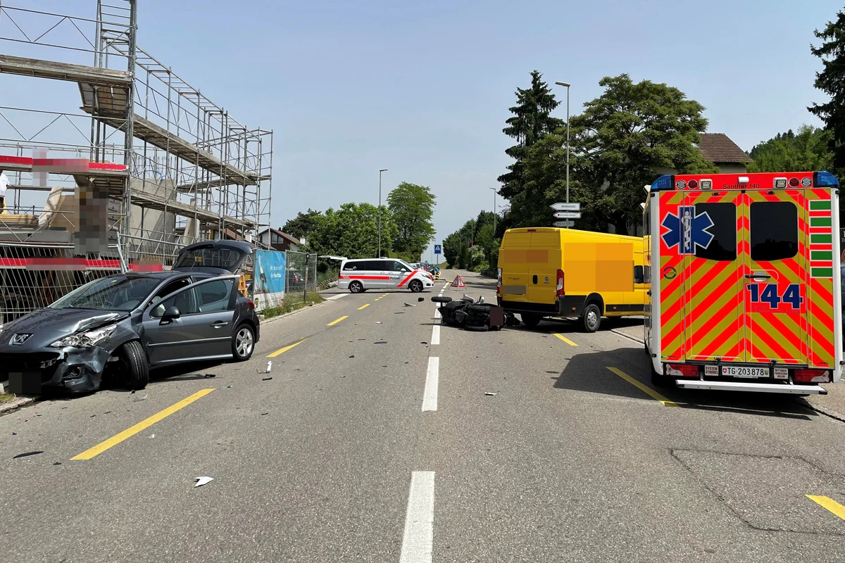 Schwerer Unfall in Sirnach TG - Biker von Lieferwagen erfasst und auf Gegenfahrbahn geschleudert!