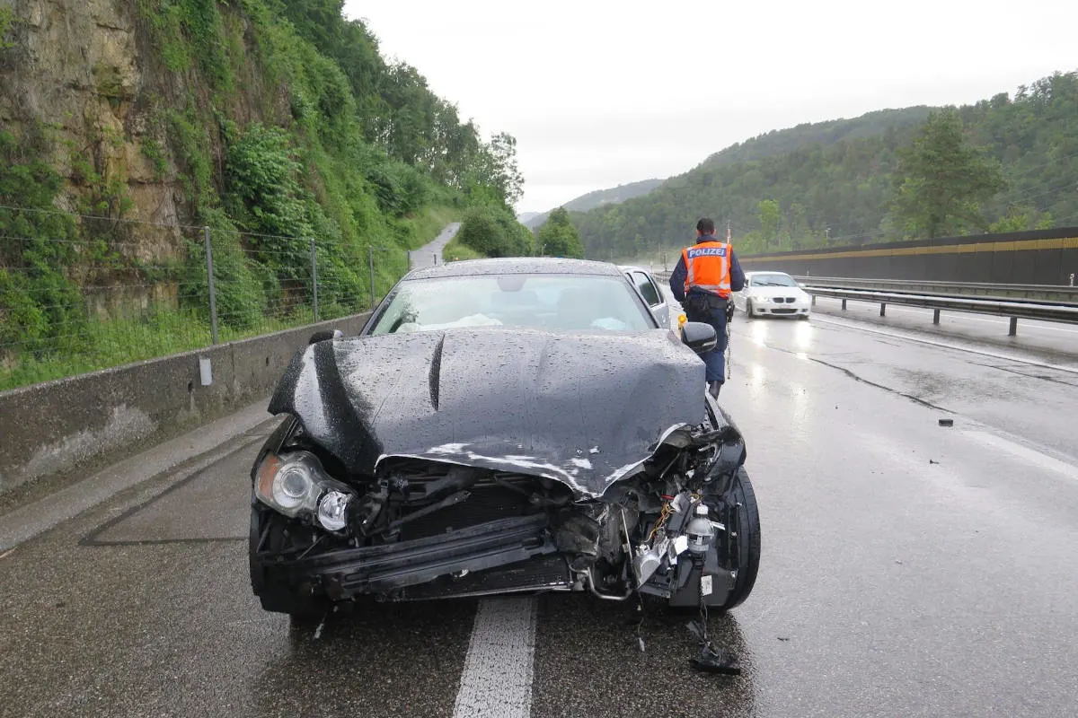 A2 Diegten BL – Personenwagen gerät ins Schleudern und kollidiert mit Leitplanke