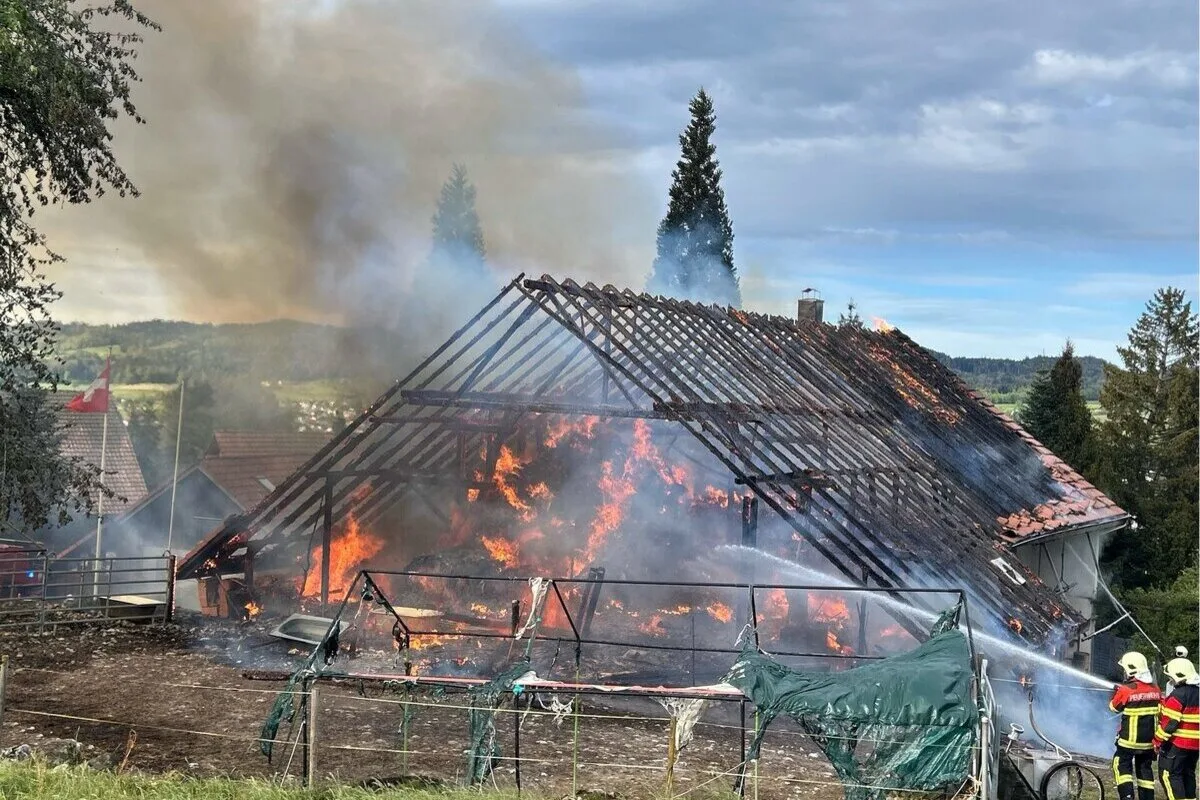 Gontenschwil AG - Feuer zerstört ein Bauernhaus 
