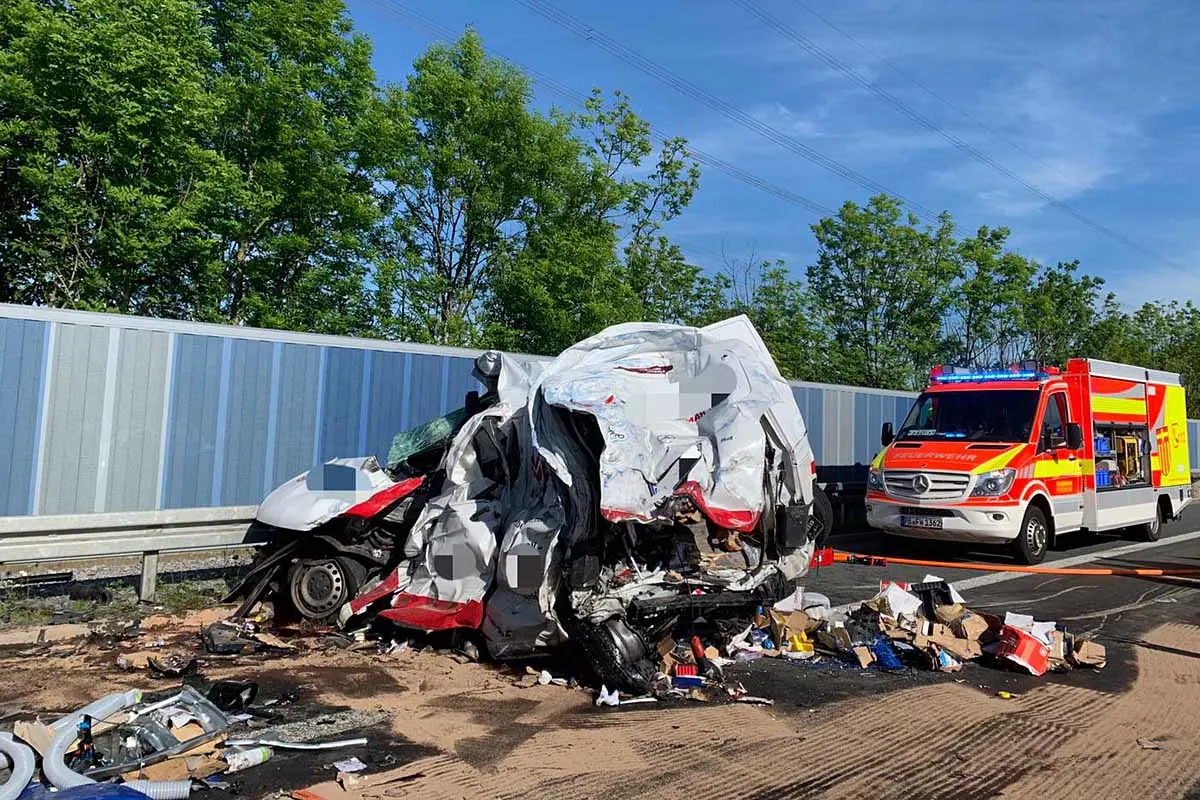 Schrecklicher Unfall in Paderborn - Lkw rast am Stauende in Transporter - 20-Jähriger tot!