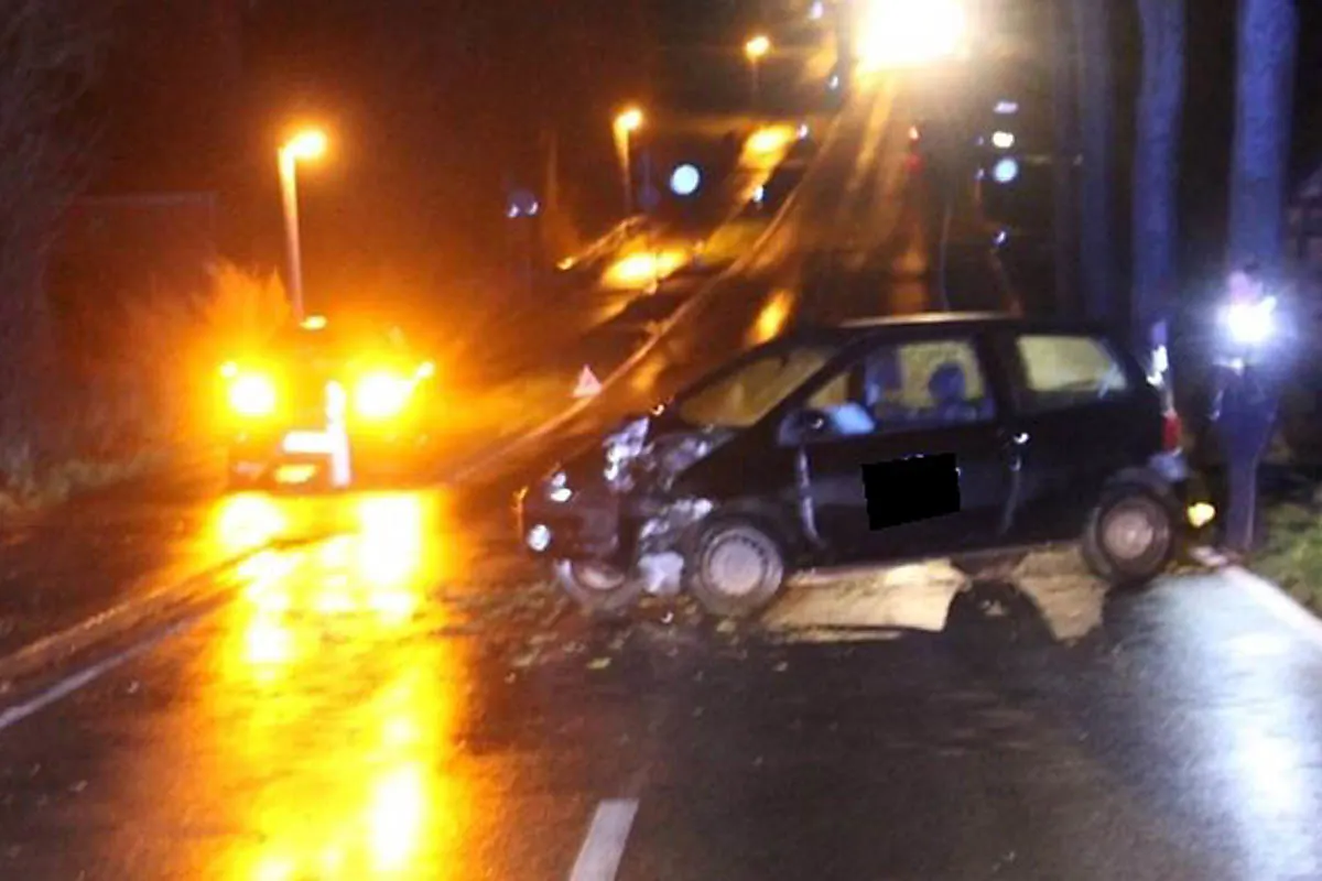 Hüllhorst - Junger Autofahrer weicht Tier aus und prallt frontal gegen Baum!