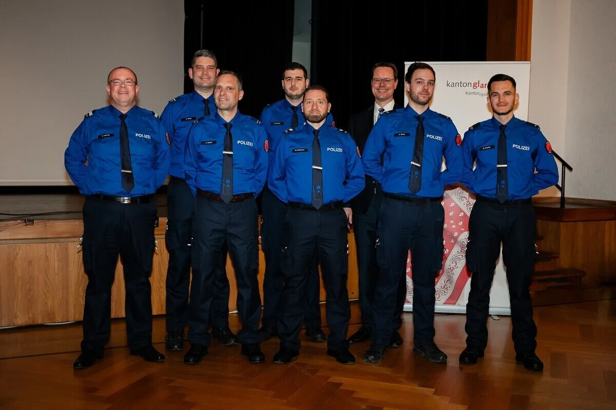 Gradbeförderung – Kantonspolizei Glarus ehrt 19 Korpsangehörige