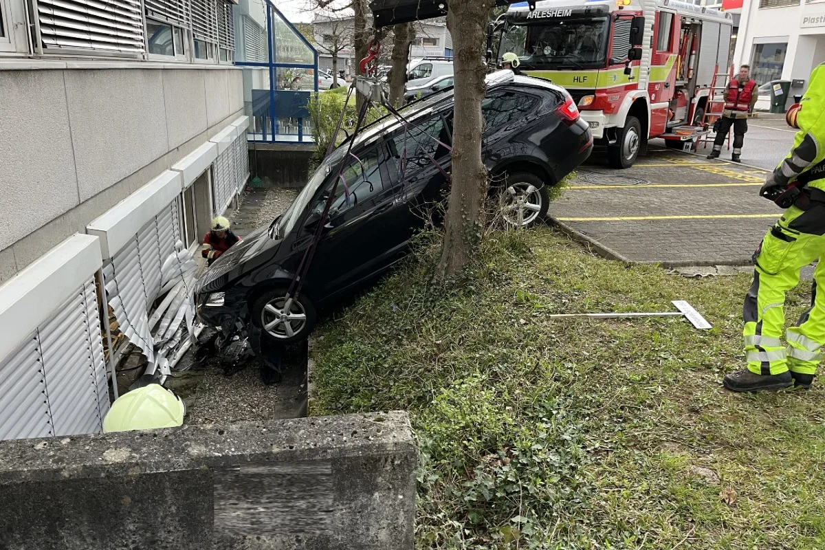 Arlesheim BL - Autofahrer verwechselt Gas- mit Bremspedal