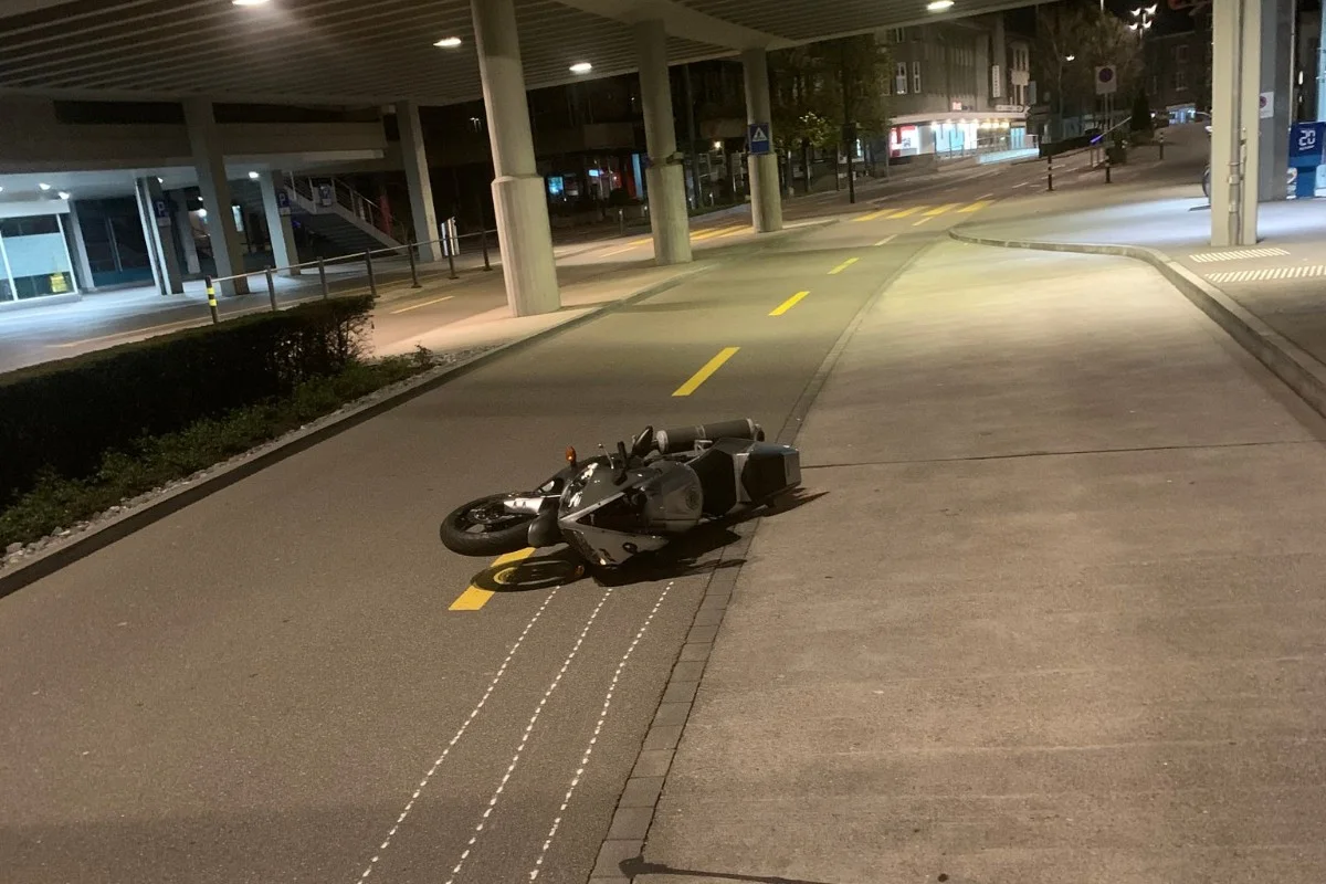 Horgen ZH - 49-Jähriger Motorradfahrer verletzt sich schwer