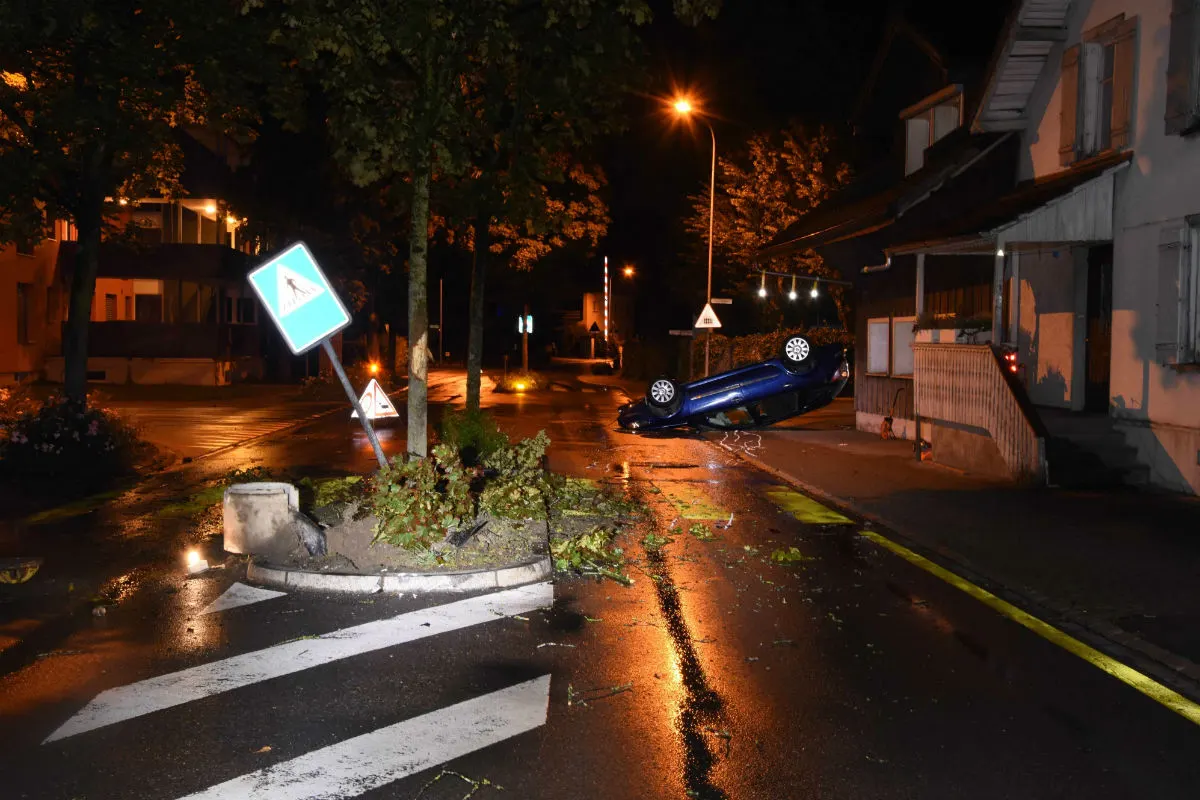 Widnau SG - Auto landet auf Dach