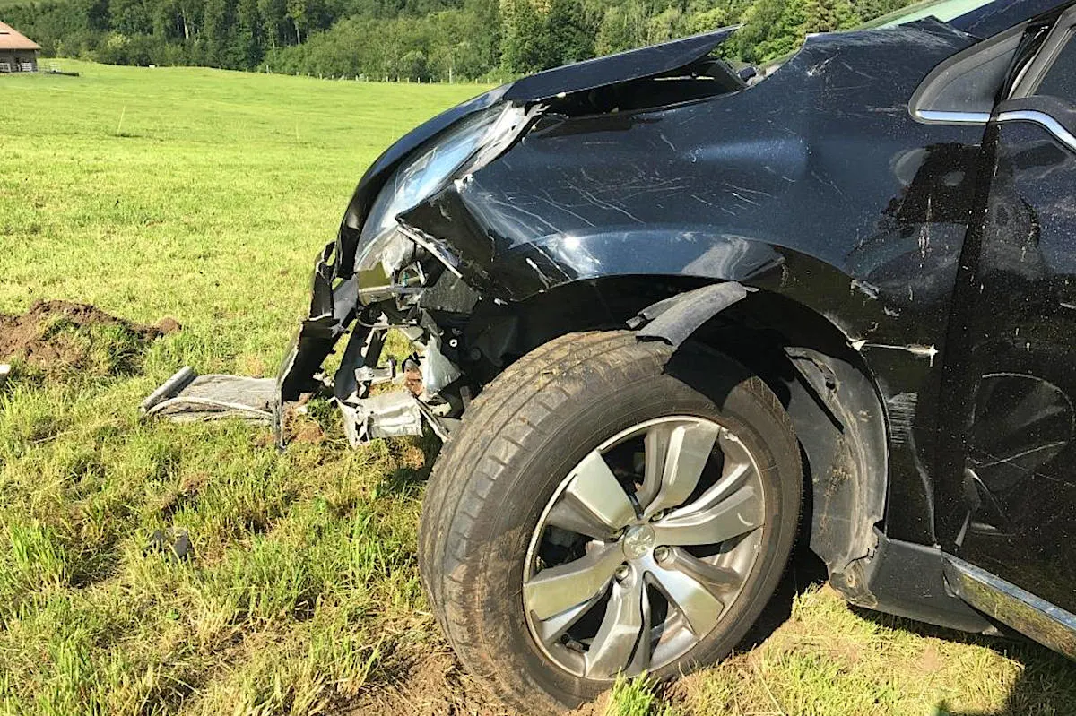 Mitlödi GL - Selbstunfall mit Personenwagen